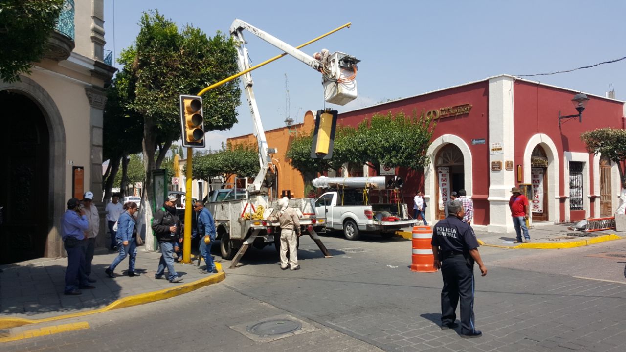 Colocan segundo “semáforo inteligente” con GPS en la capital